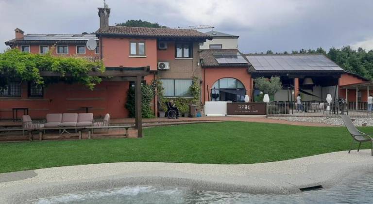 Serviced apartment with patio, pool & grill — photo 5