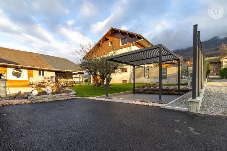 Gite with yard & patio in Albertville