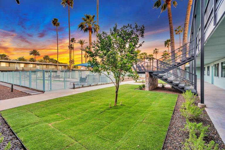 Unique poolside studio less than a mile to Old Town
