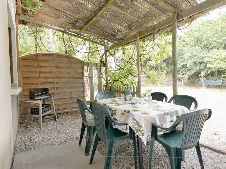 Gite with yard & BBQ — photo 2