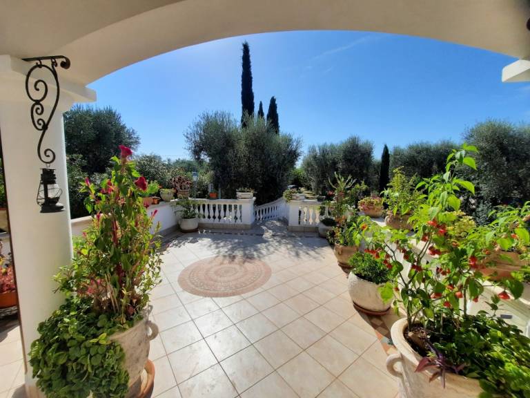 Apartment with yard & terrace | Garden view — photo 2