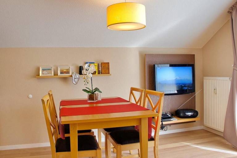 Gemütliche Dachgeschosswohnung mit Süd-Loggia  - nur 100 m zum Ostseestrand! — photo 2