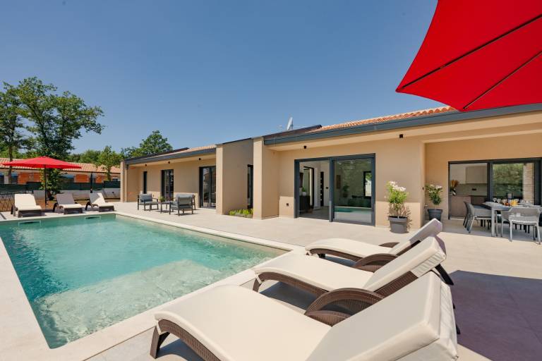 House with private pool on 1600 square meter plot