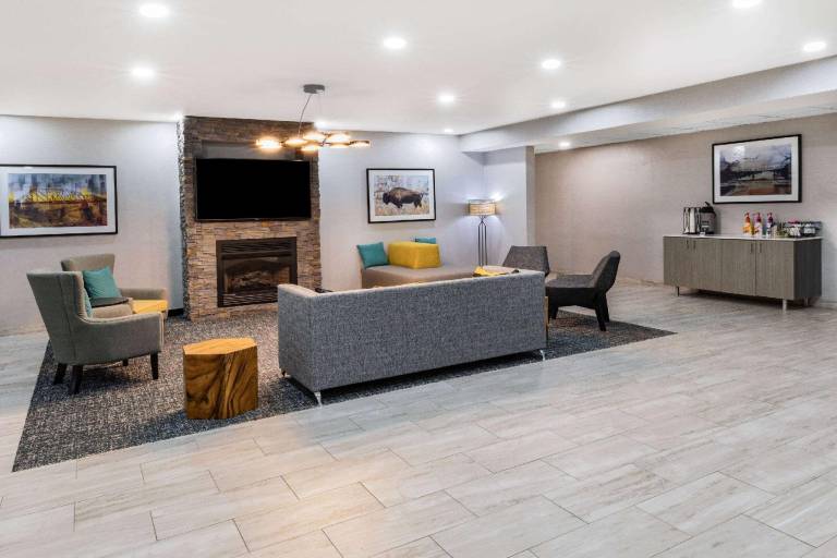 La Quinta Inn & Suites by Wyndham Ardmore — photo 3