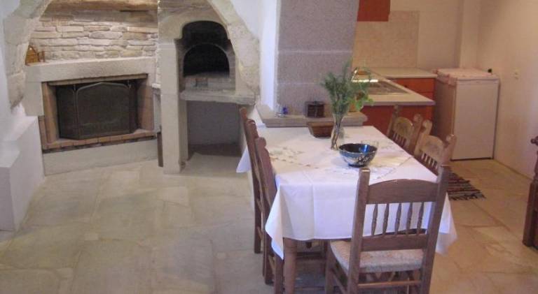 Serviced apartment with patio & yard | Dogs allowed — photo 3