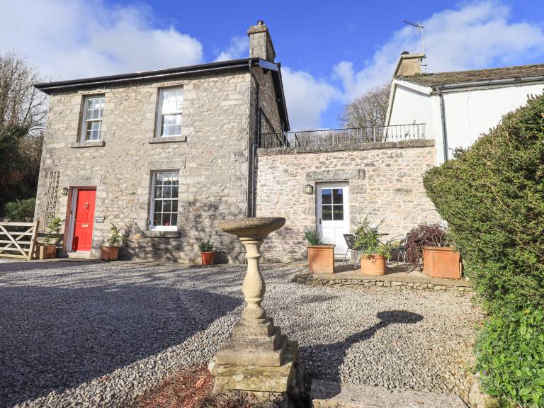 Child-friendly cottage with yard & terrace | Dogs allowed in Grange-over-Sands