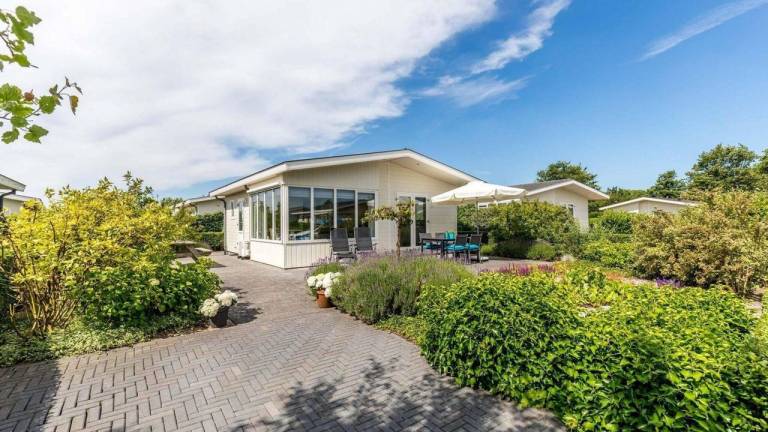 Ferienhaus mit Pool, Terrasse und Garten