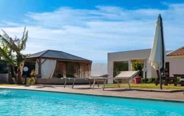 Villa with grill, yard & private pool — photo 4