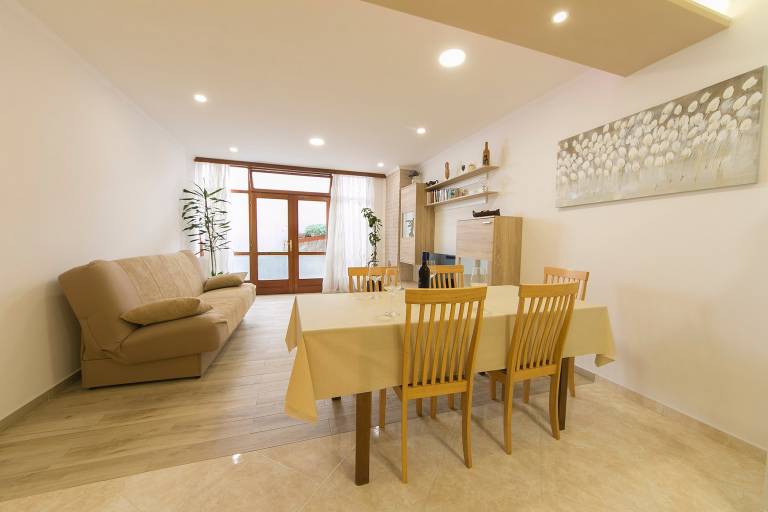 Three bedroom apartment with terrace and sea view Brela, Makarska (A-20778-b) — photo 4