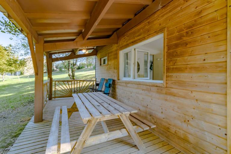 Vacation home with pool, terrace & yard | Garden view — photo 2
