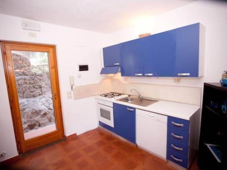 Apartment with patio & barbeque — photo 4