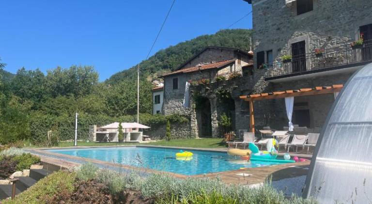 Holiday apartment with pool in Carrara