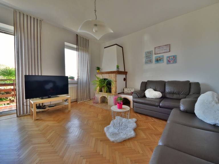 Apartment with yard, barbecue & patio — photo 3