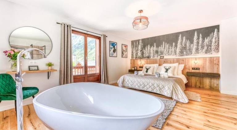 Chalet with hot tub & sauna — photo 2