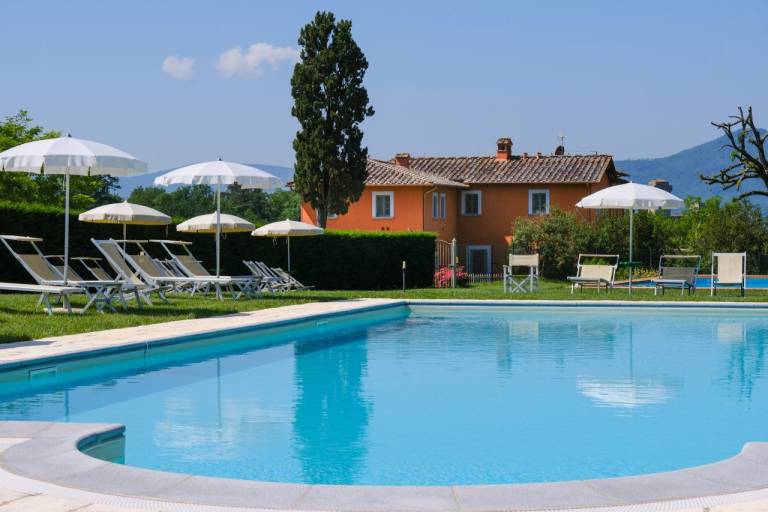 House with yard, pool & BBQ in Reggello
