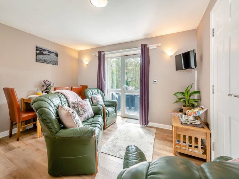 Family-oriented cottage with hot tub, garden & BBQ | Pets allowed — photo 2