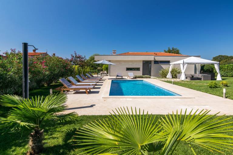 Family-oriented charming villa with barbeque, yard & fast internet | Pets are welcome — photo 3