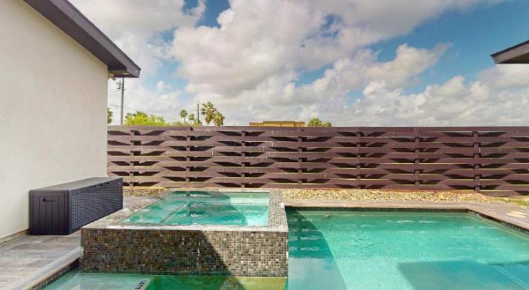 House with pool — photo 5