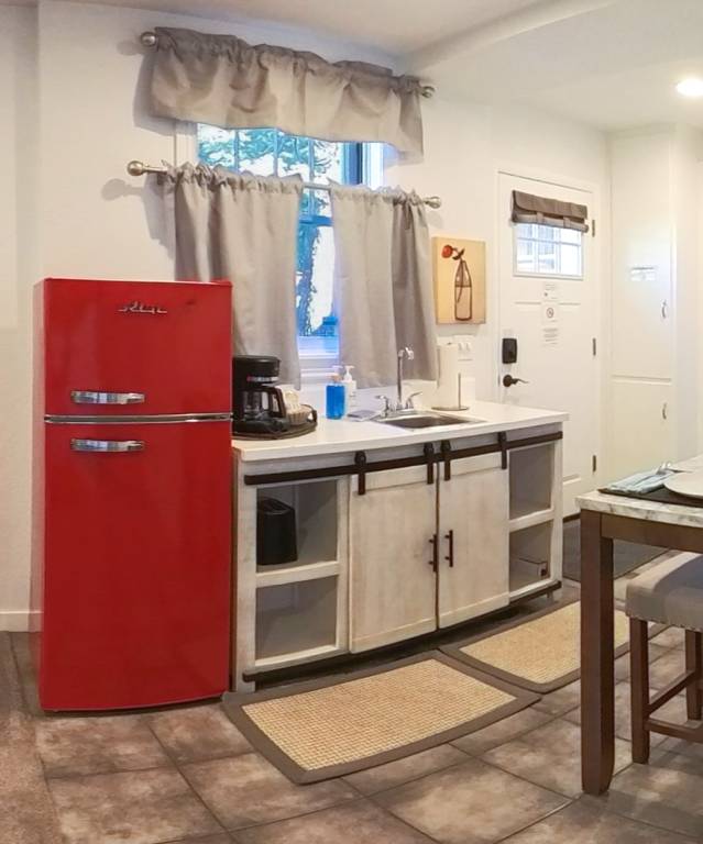 Entire Guest Suite in Lakewood Front Unit