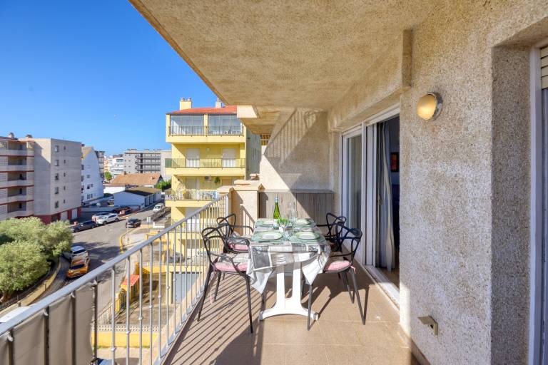 Apartment with garden & patio — photo 2