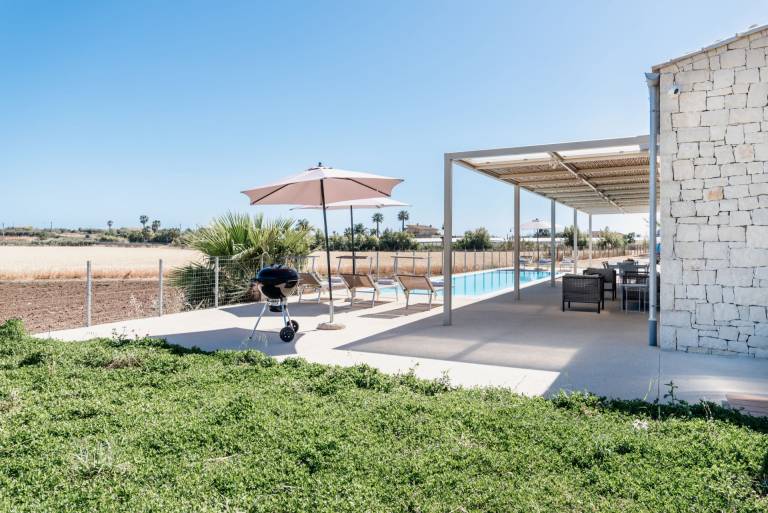 Child-friendly pleasant villa with barbecue, yard & private pool | Panoramic view | Pets are welcome — photo 2