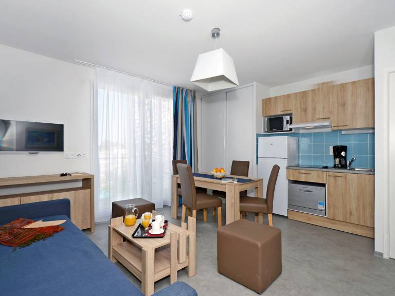 Rental apartment with sauna, heated pool & patio — photo 4