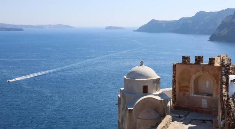 House with terrace in Santorini