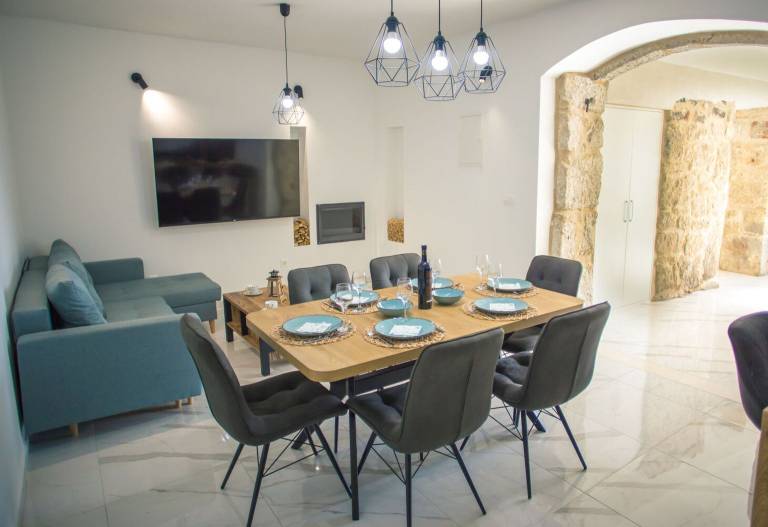 Holiday apartment with garden, BBQ & patio | Garden view — photo 2
