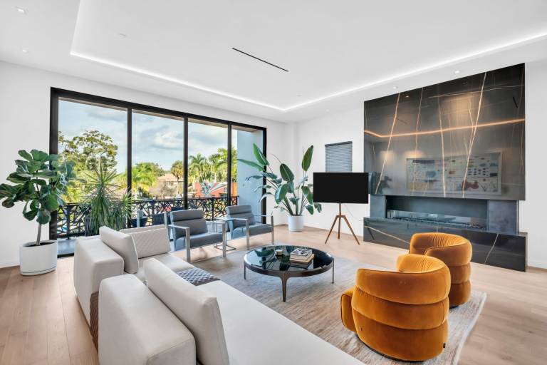 Lux Penthouse 4 story Stunner Rooftop Views