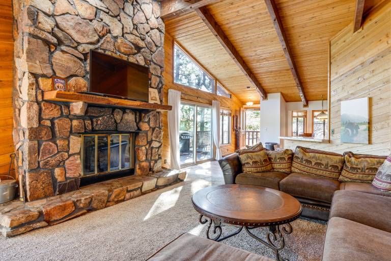 Hot Tub & Game Room: Spacious Big Bear Lake Cabin — photo 4