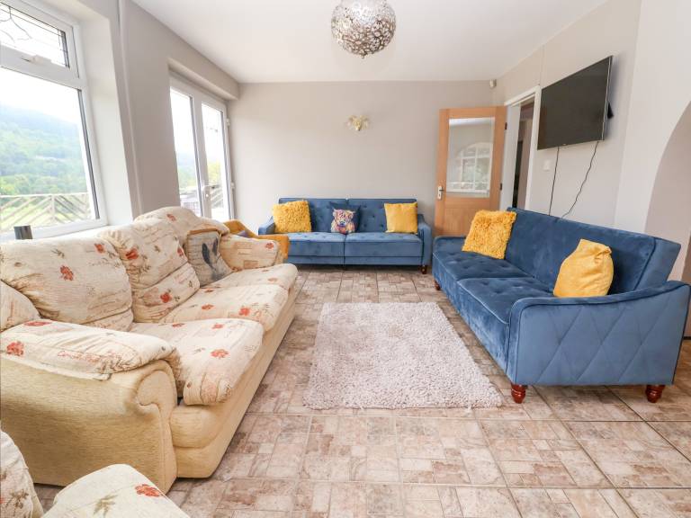 Family-friendly lovely cottage with hot tub, garden & barbecue | Pets are welcome — photo 5