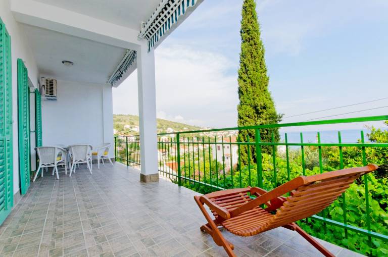 Rental apartment with patio & barbeque | Sea view in Okrug