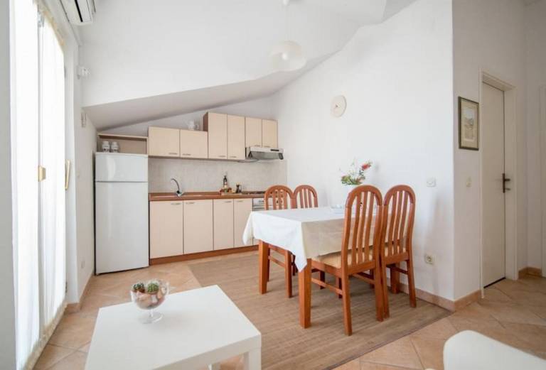 Two bedroom apartment with terrace and sea view Supetar, Brač (A-16774-b) — photo 3