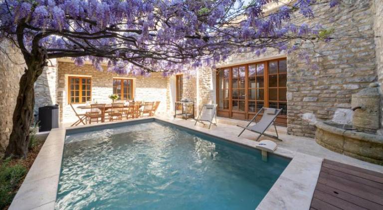 Villa with patio, grill & private pool in L'Isle-sur-la-Sorgue