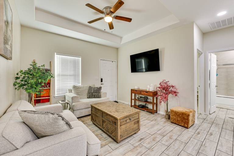 2 Mi to DHR Health: Commuter-Friendly Pharr Apt — photo 4
