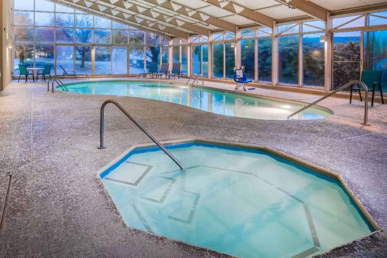 La Quinta Inn & Suites by Wyndham Nashville Franklin — photo 2