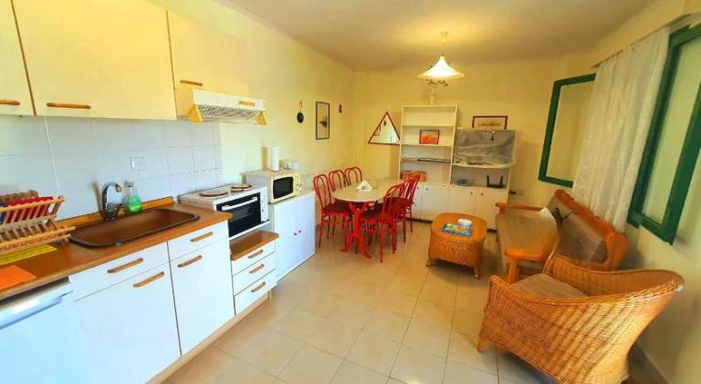 Holiday apartment with private pool, patio & garden | Beach nearby | Dogs allowed — photo 5