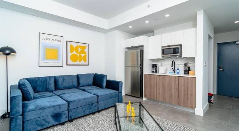 Bright 1BR with Netflix and King Bed Near Brickell and Marlins Park — photo 3