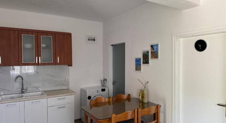 Holiday apartment with patio & barbeque — photo 5