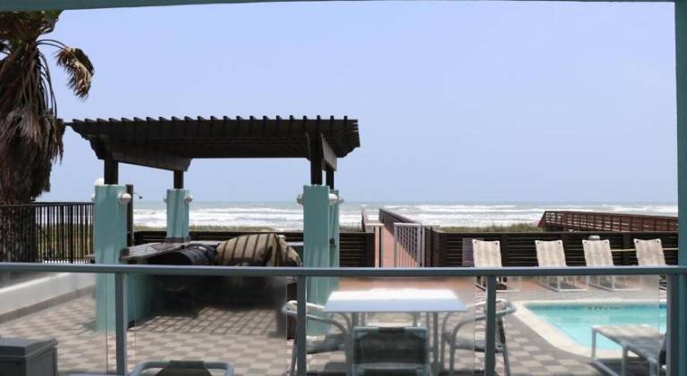 Beachfront 3 Bedroom Condo — photo 5