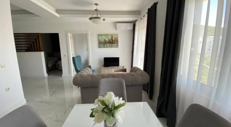Serviced apartment with patio & pool | Pets are welcome — photo 3