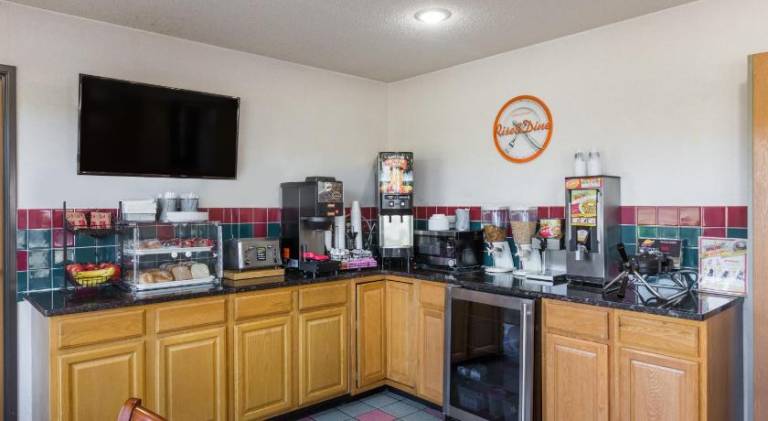Howard Johnson by Wyndham Wichita Airport — photo 4