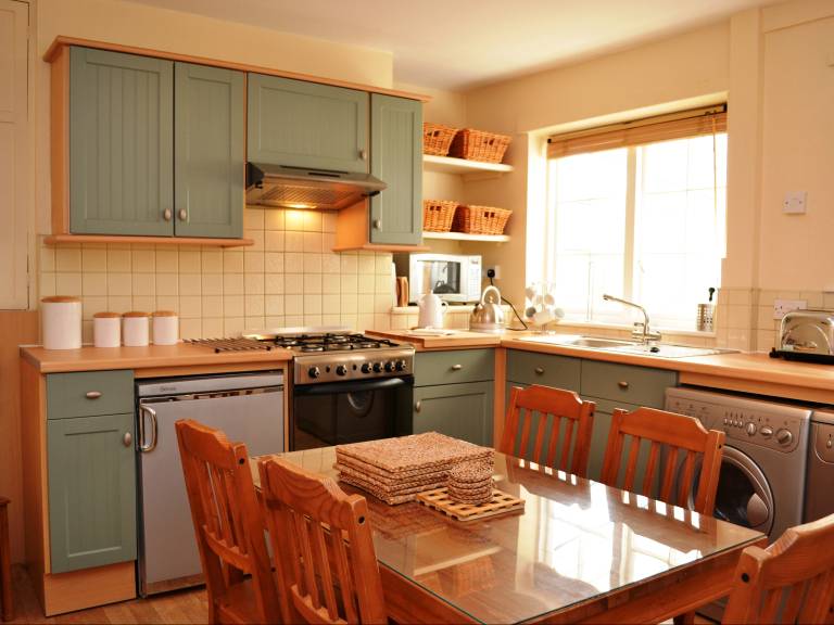 Cottage with garden — photo 3