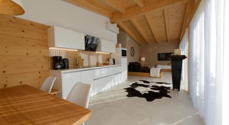 Beautiful lodge with private pool, yard & patio | Suitable for remote work | Dogs allowed — photo 4