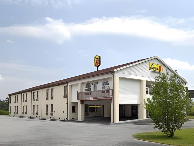 Super 8 By Wyndham Manning in Manning, SC