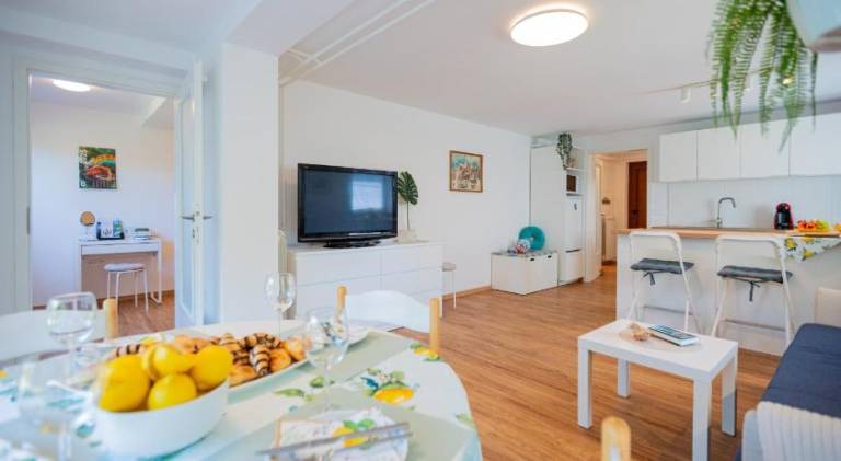 Holiday apartment with yard — photo 3