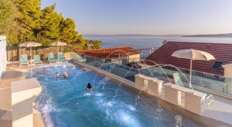 Holiday apartment with private pool, patio & jacuzzi | Next to the beach | Suitable for remote work | Pets allowed in Brela