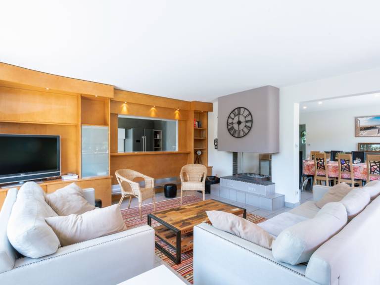 Fully equipped spacious vacation home with patio, barbecue & garden | Close to the beach | Suitable for remote work | Pets allowed — photo 3