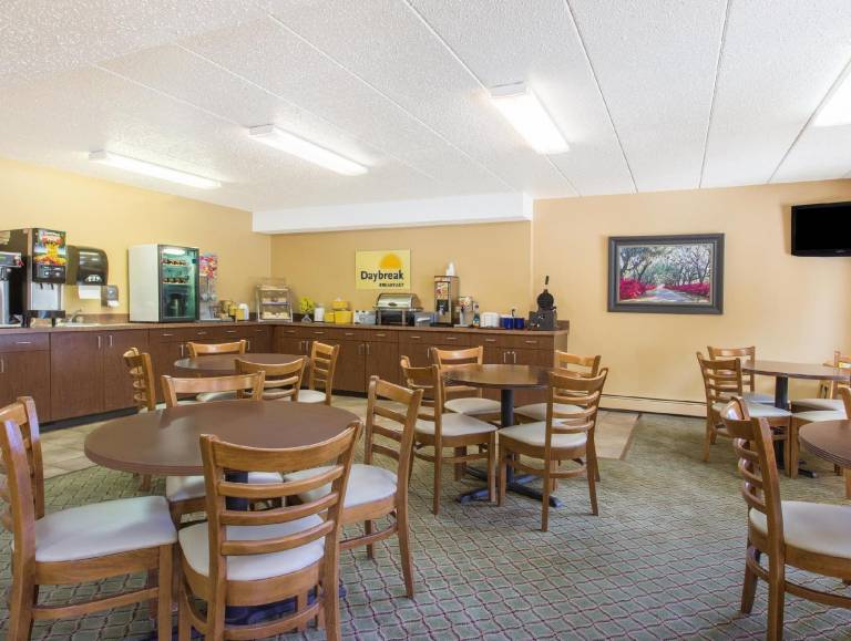 Days Inn by Wyndham Sioux Falls — photo 4