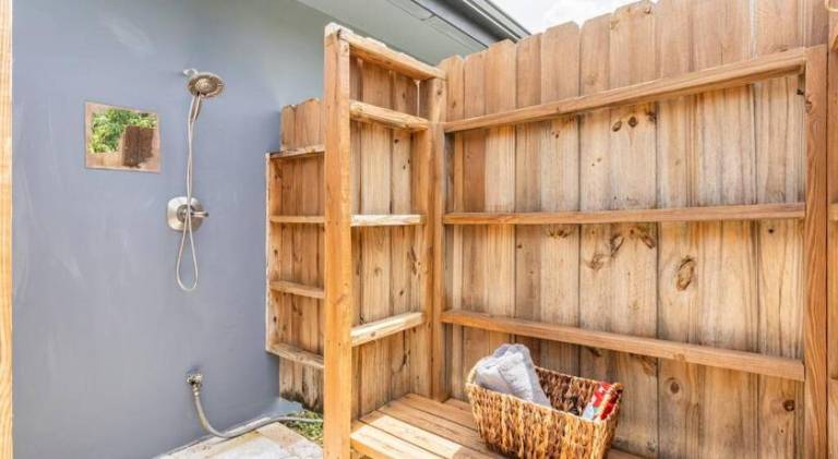 Spacious 4 Bedroom 3 Bathroom House with Heated Pool and Outdoor Shower close to FFL Airport and Cru — photo 4